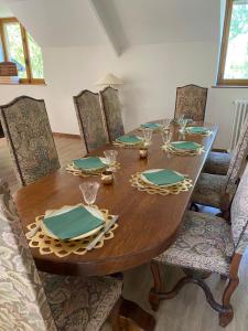 a wooden table with green napkins and glasses on it at Moulin d'Ignières in Parcé-sur-Sarthe +60 photos