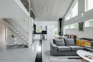 ein Wohnzimmer mit einem Sofa und einem Tisch in der Unterkunft Luxury holiday home in Tallbacken with lake views over Bolmen in Ljungby