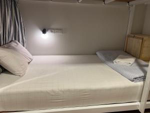 The Yard Bangkok Hostel客房内的一张或多张床位
