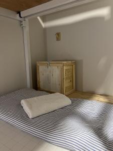 The Yard Bangkok Hostel客房内的一张或多张床位