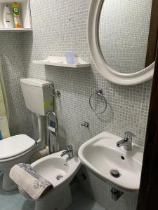 フィウマルボにあるAppartamento Santiのバスルーム(洗面台、トイレ、鏡付)