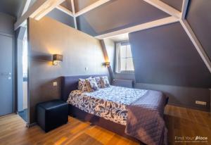 małą sypialnię z łóżkiem w pokoju w obiekcie La Ragotière w mieście Froyennes