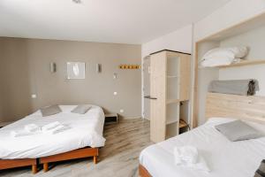 2 camas en una habitación con 2 literas en Auberge de la Paillère, en Lavours