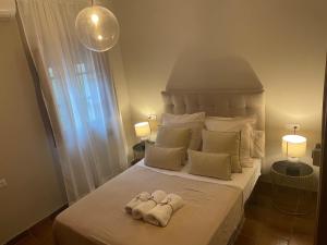 a bedroom with a bed with two towels on it at APARTAMENTOS TURÍSTICOS, PONCE DE LEÓN, Deluxe in Ronda