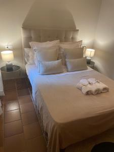 ein Bett mit zwei Handtüchern und zwei Lampen drauf in der Unterkunft APARTAMENTOS TURÍSTICOS, PONCE DE LEÓN, Deluxe in Ronda