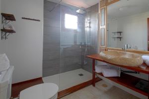 Ένα μπάνιο στο Villa Los Volcanes +21 φωτογραφίες