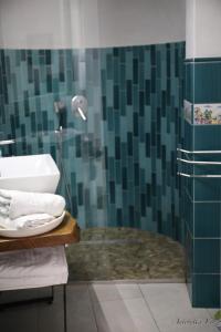 bagno con lavandino e doccia di Casa Maddy Amalfi Coast ad Atrani