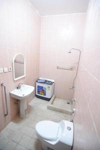 een badkamer met een toilet en een wastafel bij العييري للوحات المفروشة جدة 5 in Jeddah