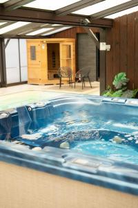 Bazén v ubytování Capsule SPA - piscine privative, sauna, jacuzzi nebo v jeho okolí