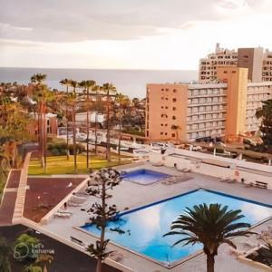 une vue aérienne d'une piscine dans une ville dans l'établissement Playa de las Americas Seaview Viñadelmar, à Playa de las Americas