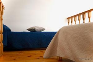 un divano blu in soggiorno di Casa Maddy Amalfi Coast ad Atrani