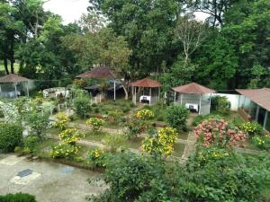 Almas Hotel Sylhet في Debpur: اطلالة جوية على حديقة بها ورد