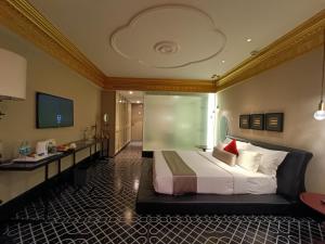 清奈的住宿－Boulevard by Design Hotel Chennai，一间酒店客房 - 带一张床和一间浴室