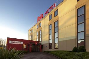 un edificio con un cartel en la parte delantera en ibis Hotel Brussels Airport en Diegem