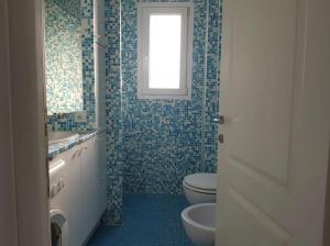 La salle de bains est pourvue de toilettes, d'un lavabo et d'une fenêtre. dans l'établissement Bel Appartement avec Vue Mer - Picaud, à Cannes