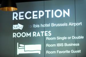 un cartello per un hotel con un cartello per le tariffe delle camere di ibis Hotel Brussels Airport a Diegem