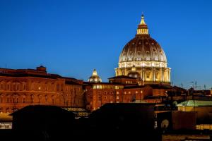 un edificio con una cúpula encima en Vatican Town, en Roma