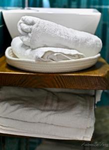 un mucchio di asciugamani seduti su una mensola in bagno di Casa Maddy Amalfi Coast ad Atrani