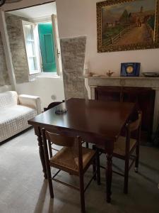 フィウマルボにあるAppartamento Santiのリビングルーム(木製テーブル、ソファ付)