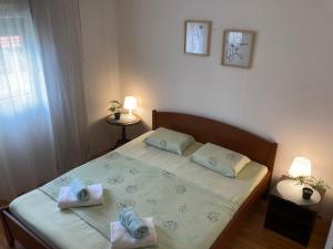 ein Schlafzimmer mit einem Bett mit Handtüchern darauf in der Unterkunft Quite beautiful apartment in the Split Neda with 4bedrooms in Solin