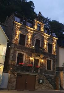 an old brick building with lights on it at Ehemaliges Winzerhaus Cochem in Cochem