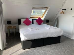 Un pat sau paturi într-o cameră la Kings Lodge