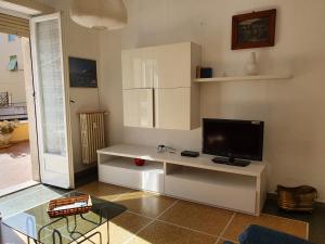 A television and/or entertainment centre at Central Sestri Executive BeachServices&HalfBoard