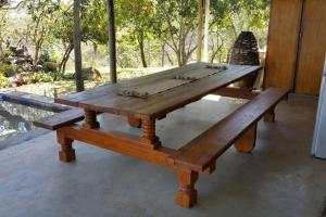 drewniany stół piknikowy i ławka w pokoju w obiekcie InnibosRus Self-catering w mieście White River