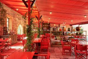 un restaurante con mesas rojas y sillas en una habitación en Château Saint Roux Le Luc-Le Cannet des Maures, en Le Cannet-des-Maures