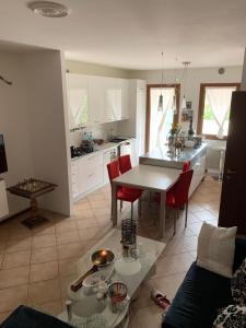 cocina y sala de estar con mesa y sillas en Shanice’s House, en Pieve di Soligo