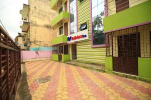 eine leere Straße in einer Stadt mit bunten Gebäuden in der Unterkunft Railview inn Bhubaneswar in Bhubaneshwar