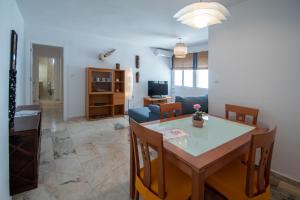 Televízia a/alebo spoločenská miestnosť v ubytovaní Apartamento Tribalia Cadiz
