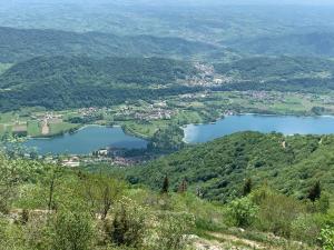 einen Blick auf zwei Seen von einem Berg in der Unterkunft Shanice’s House in Pieve di Soligo