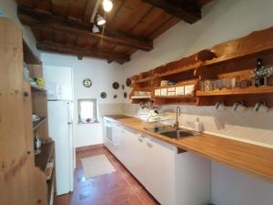 una cucina con un lavello e un frigorifero bianco di Lankás Vendégház - Hollókő a Hollókő Altre 34 foto