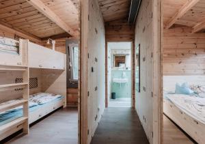 Zimmer mit 2 Etagenbetten und Flur in der Unterkunft destinature Dorf Südeifel in Ernzen