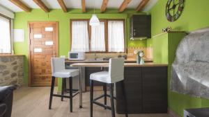 托萊多的住宿－La Casita de Toledo by Toledo AP，厨房设有绿色的墙壁和桌椅