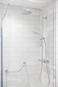 y baño con ducha y puerta de cristal. en Toby Carvery Strathclyde, M74 J6 by Innkeeper's Collection, en Motherwell