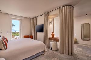 TV a/nebo společenská místnost v ubytování Mykonos Theoxenia, a Member of Design Hotels