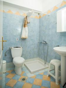 een badkamer met een toilet en een wastafel bij Manos Rooms in Megas Gialos - Nites