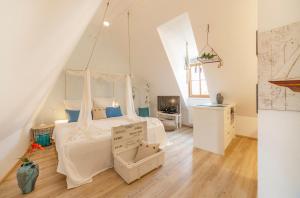 een slaapkamer met een wit bed en een baldakijn bij Roomerie in Sulzbach-Rosenberg