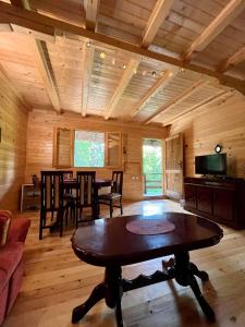 Konjska RekaApartman Mendrea的小屋内带桌子的客厅