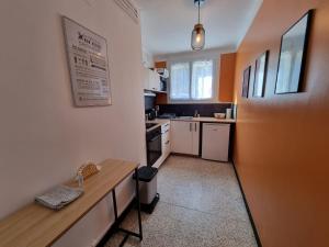Kuchyňa alebo kuchynka v ubytovaní Proche gare et centre-ville, 2 chambres cosy