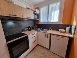 Kuchyňa alebo kuchynka v ubytovaní Proche gare et centre-ville, 2 chambres cosy