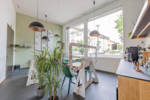 una oficina con mesa, sillas y ventana en Ambrosia Guesthouse en Rheinfelden