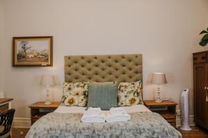 - une chambre avec un lit et 2 serviettes dans l'établissement Linkview House, à Frankfort