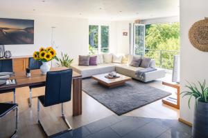 een woonkamer met een bank en een tafel bij Kurviertel Wohnung I in Überlingen