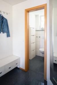 La salle de bains est pourvue d'un lavabo, de toilettes et d'un miroir. dans l'établissement Kurviertel Wohnung I, à Überlingen