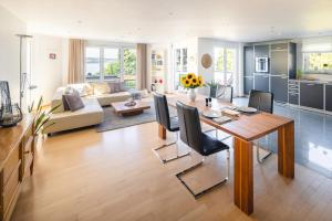 een keuken en woonkamer met een tafel en stoelen bij Kurviertel Wohnung I in Überlingen