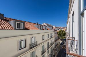 vista dal balcone di un edificio di Glamorous 3BDR Apartment in City Center by LovelyStay a Lisbona