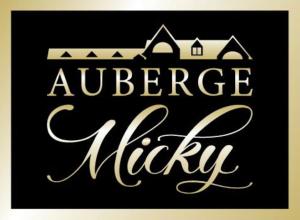 una señal con las palabras refugiado en oro en Auberge MicKy Inc, en Edmundston
